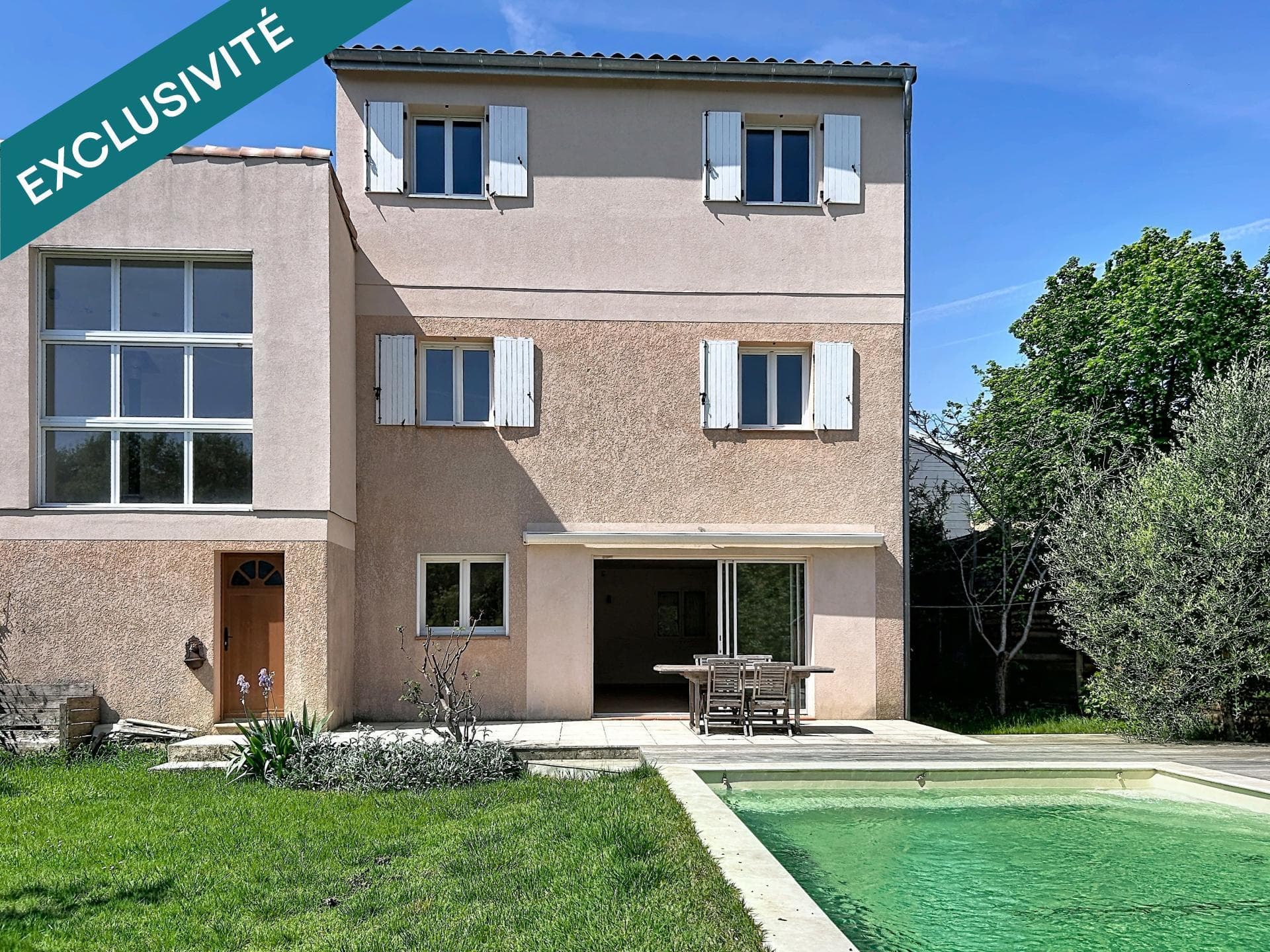 Vue dégagée, piscine et volumes généreux : une maison familiale d’exception dans le quartier prisé du Colombier.”