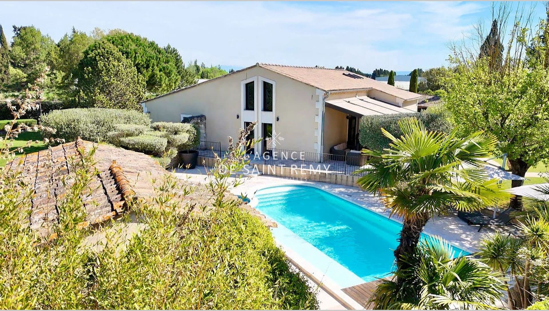 Élégance Provençale : Luxueuse Propriété avec Jardin Paysager