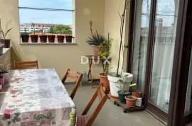 ISTRA, PULA - Kuća s prostranim stanom, garažom i velikim poslovnim prostorom!, Pula, House