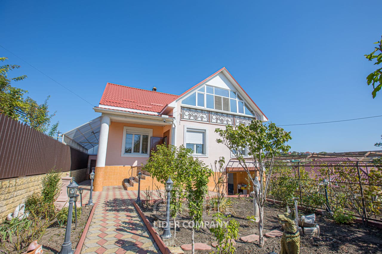 Casă 230 m² pe teren 8 ari