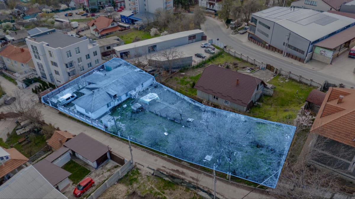 15 ari, Teren pentru construcții