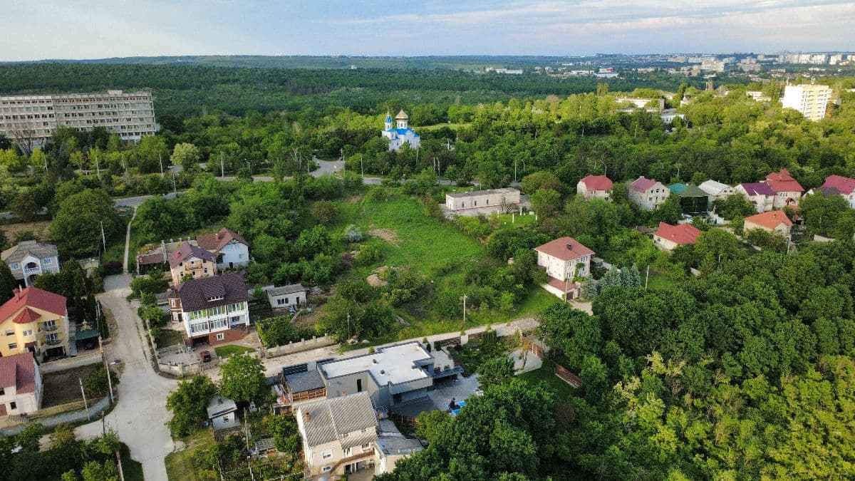 5 ari, Teren pentru construcții