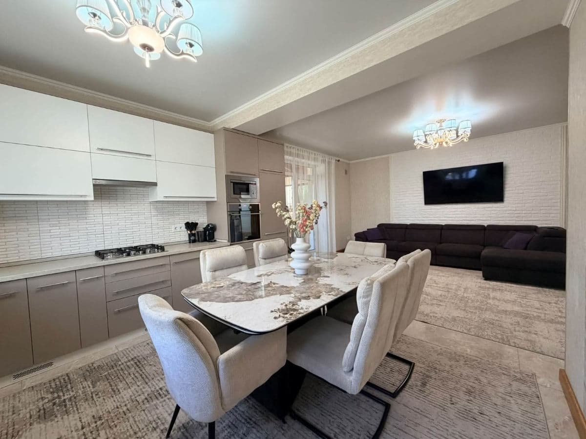 Casă 255 m² pe teren 4 ari