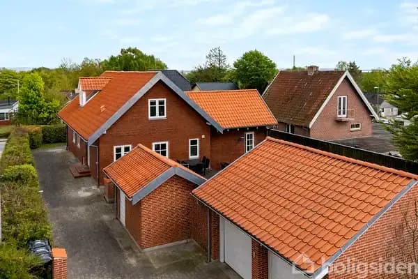 Velrenoveret og indflytningsklar villa i Løgten/Skødstrup med 195 m² bolig + 101 m² anvendelig kælder!