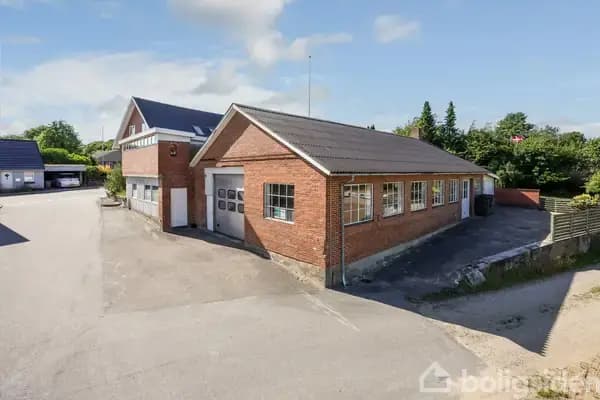 STOR OG INDFLYTNINGKLAR VILLA I NIM MED KÆMPE GARAGE