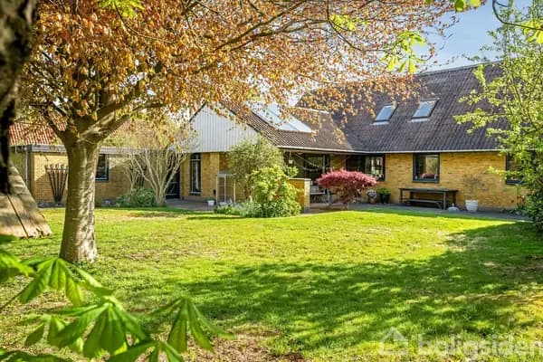 Stor familie villa med udsigt over åbne marker i Sejstrup