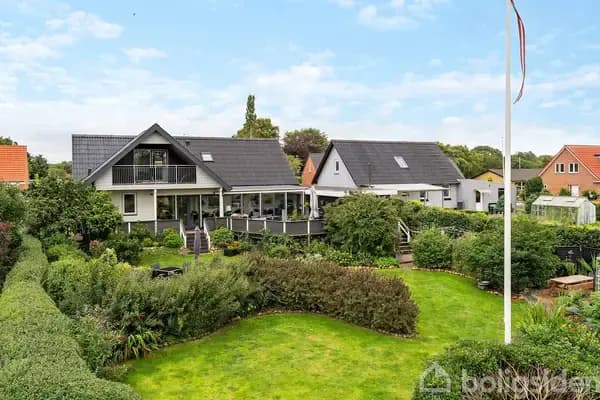 Flot og velholdt villa med udsigt til grønne omgivelser