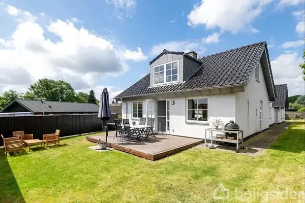 Velindrettet villa med stor garage