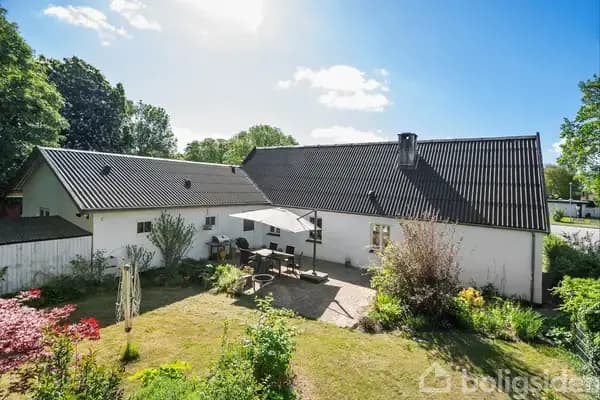 Ejendom med 223 m² bolig Kæmpe garage og historie