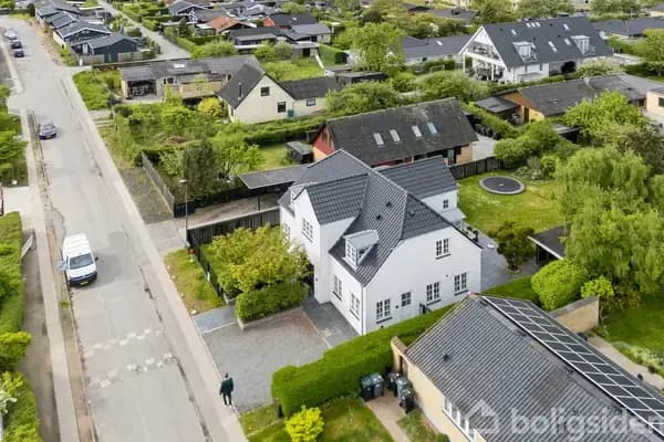 Smuk villa fra 2015 med prydhave