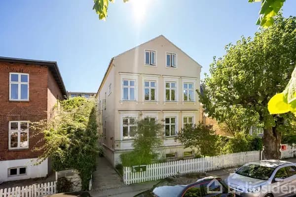 Pragtfuld villalejlighed i 2 plan med 2 solrige terrasse i stille villakvarter