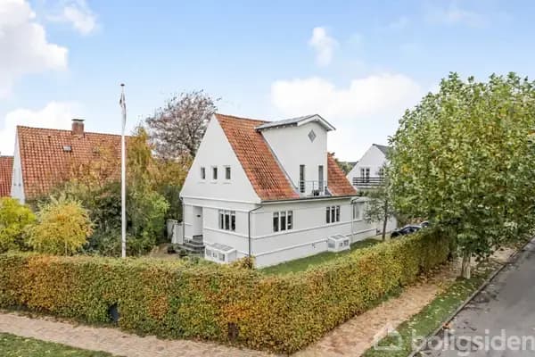 Moderne murermestervilla i Hunderup i 4 plan.