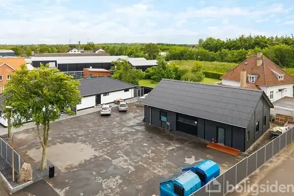 Hus fra 2024 med 150 m2 garage - bud modtages!