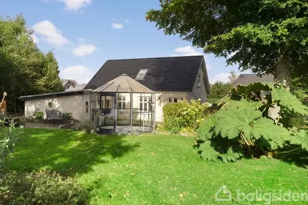 Velholdt villa med dobbelt carport og privat have