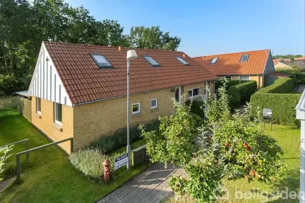 Villa med have mod grønt område