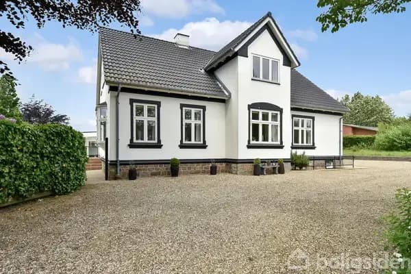 Charmerende og velholdt villa med skøn have og masser af plads