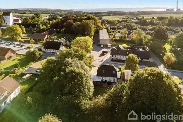 Ejendom til salg i Skødstrup – rummelig og charmerende bolig med naturskøn beliggenhed