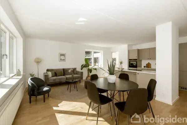 Indflytningsklar 4-værelses lejlighed på 110 m² med to altaner og terrasse på Frederiksberg