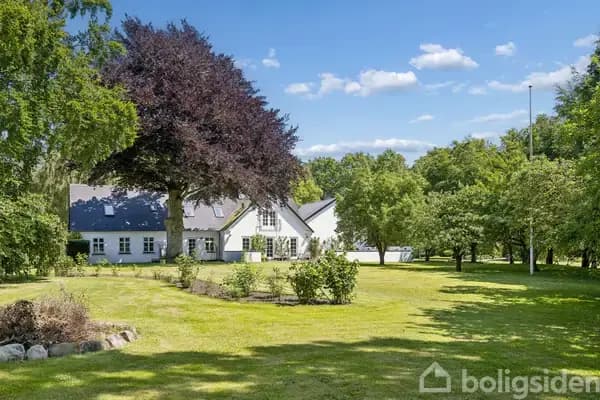 VELHOLT EJENDOM MED UDSIGT TIL MARKER OG SØ
