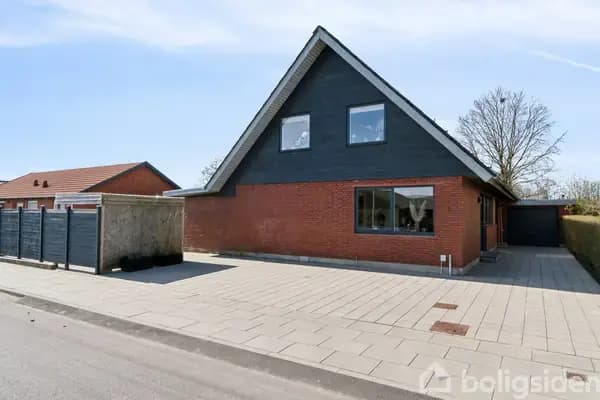 Rummelig og flot moderniseret villa i Sunds