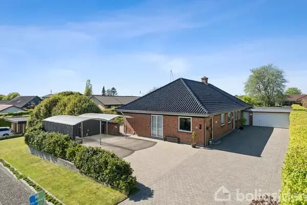 Stor 284 m² villa med god garage