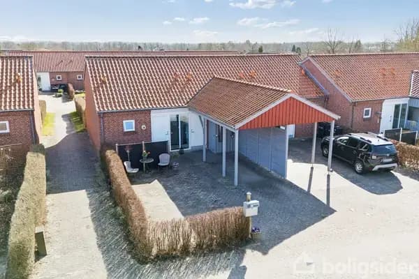 Spændende og velplejet rækkevilla/andelsbolig i Odense SV - kom og kig!