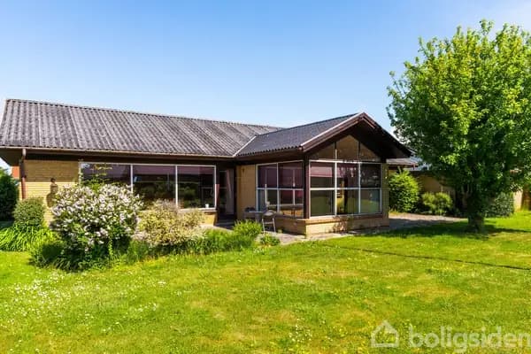 Rummelig villa med skøn grund og gode muligheder