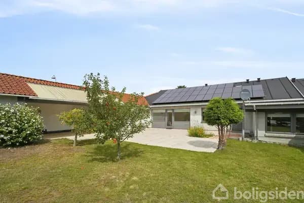 Usædvanligt rummelig bolig med mange muligheder og stor grund i Jyllinge
