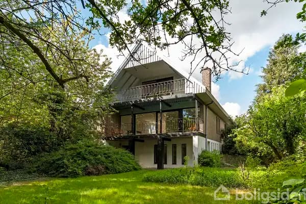 KARAKTERFULD OG SOLID VILLA PÅ NÆSTEN 400 ETAGEKVM OG MASSER AF MULIGHEDER