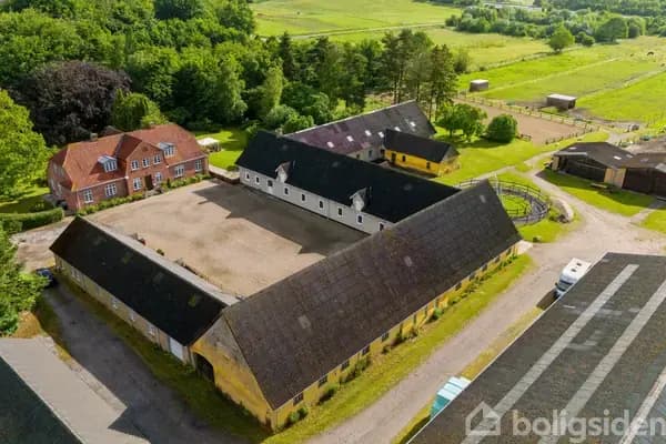 Heste- og Ridecenter med ridehal, ridebane, flere gode boliger, store lejeindtægter og 6,3 ha i Odense S