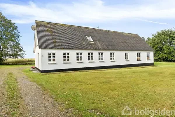 CHARMERENDE OG RUMMELIG VILLA I NATURSKØNNE OMGIVELSER