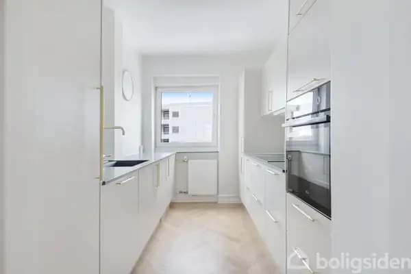 Flot renoveret lejlighed med vestvendt altan