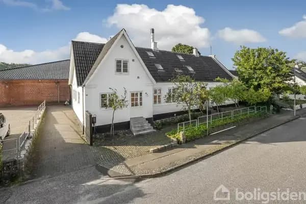 Unik ejendom centralt i Jelling