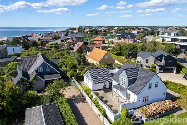 Spændende og unik bolig i hjertet af Hjerting med kig til vandet.