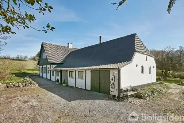 Charmerende landvilla med masser af plads, sjæl og naturskøn beliggenhed