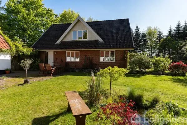 Velholdt villa i Bredsten med unik atmosfære og naturskøn beliggenhed