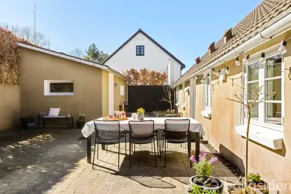 Hyggeligt renoveret byhus i hjertet af Frejlev