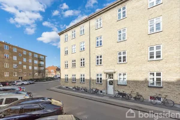 Rummelig og charmerende lejlighed i stueplan med nem adgang til flot gårdmiljø