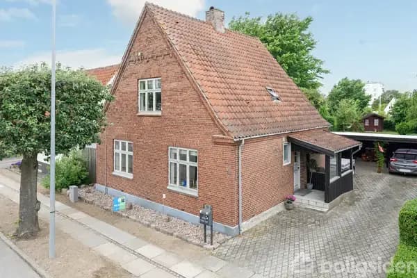 Villa med fantastisk have og central beliggenhed