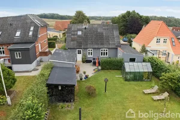 CHARMERENDE BOLIG I HOVEDGÅRD MED SKØN HAVE OG MODERNE KOMFORT