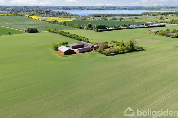 Unik landejendom med charme og sjæl.
