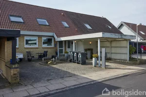 Stort rækkehus på 170 m2 med skøn beliggenhed på lukket vænge og tag fra 2014