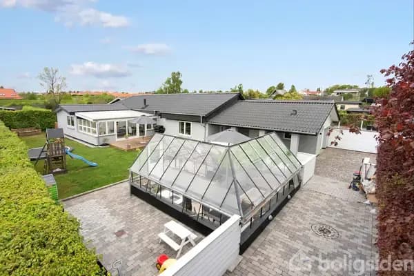 Gennemrenoveret villa på lukket vej