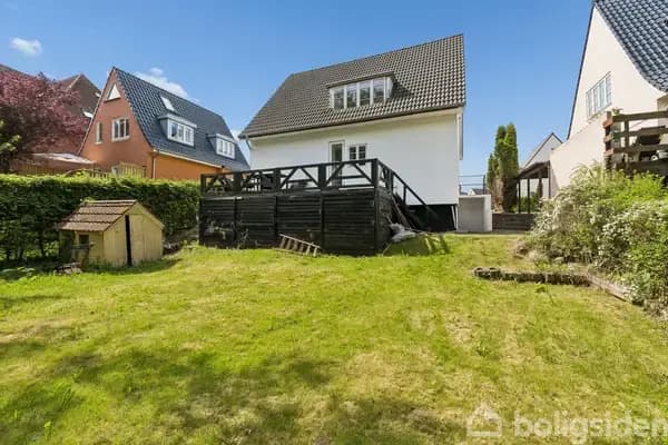 Smukt moderniseret villa med central beliggenhed og Svanedammen i baghaven