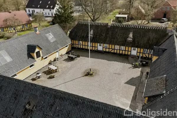 Smuk 4-længet landidyl inden for byskiltet