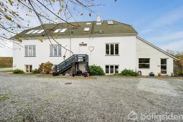 Pragtfuld villa med over 400 etagemeter - skal opleves! - moderne og lyst
indrettet bolig med mange muligheder for bofæl