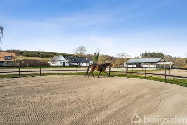 280 m2 landejendom med hestefaciliteter og 3 ha grund