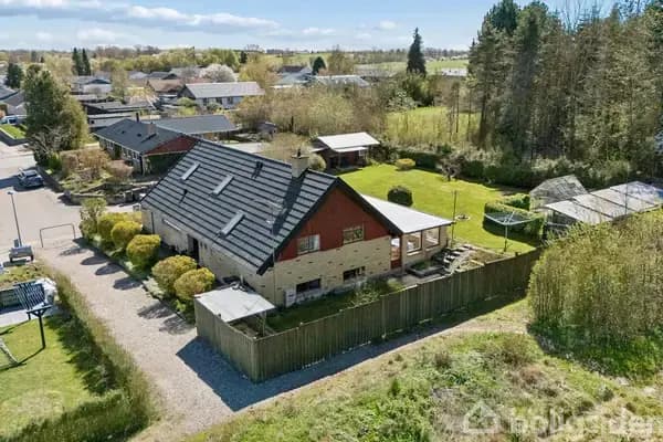 Rummelig villa i Gadstrup med grønne omgivelser og god beliggenhed