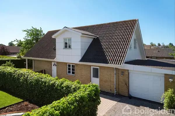 EN IDEEL FAMILIEVILLA MED MASSER AF PLADS, GARAGE OG EN AF DAGNÆS’ BEDSTE BELIGGENHEDER