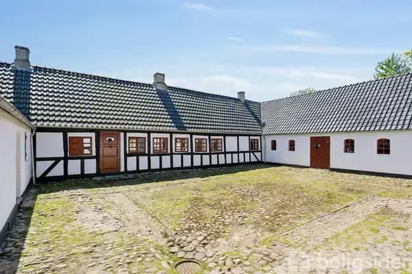 Flot og spændende ejendom omgivet af dejlig natur og tæt på Odense
